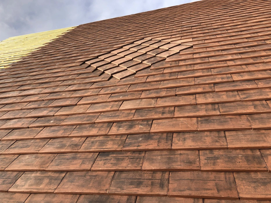 Chantier de construction extérieur avec ossature bois en cours d'assemblage