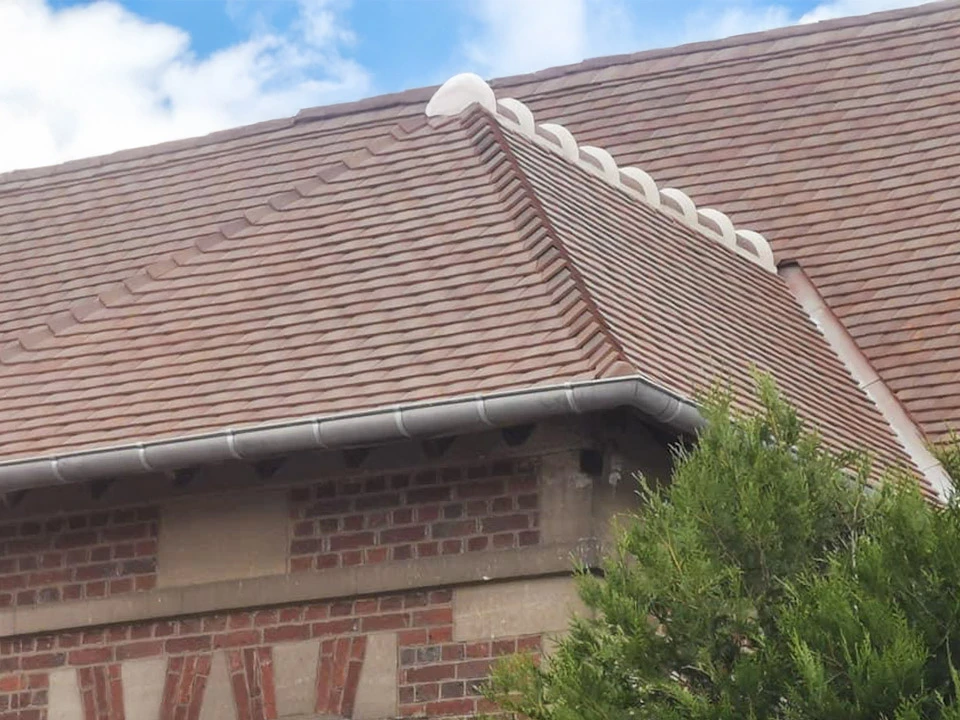 Chantier de construction en bois avec charpente traditionnelle en cours d'assemblage