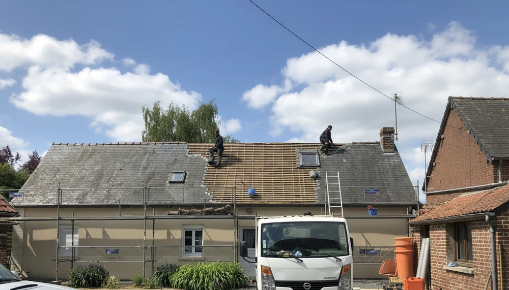 Extérieur d'une maison avec toiture en tuiles terre cuite, murs en briques rouges et pierre calcaire