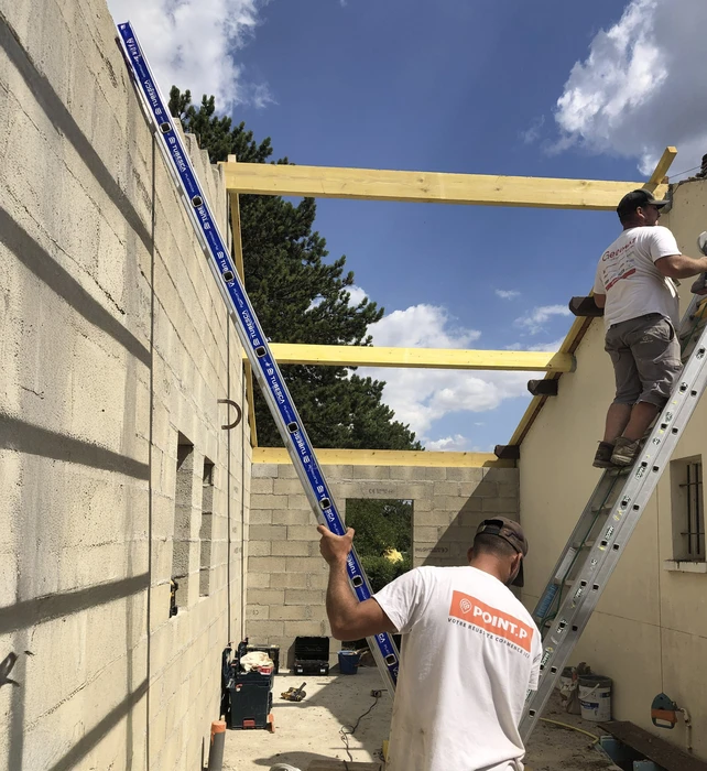 Travailleur de bricolage en train de couper le panneau en bois avec scie à mâchoire