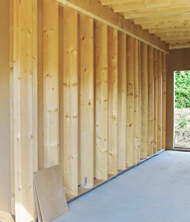 Scène extérieure d'une maison contemporaine de plain-pied avec terrasse aménagée, jardin paysager et pergola