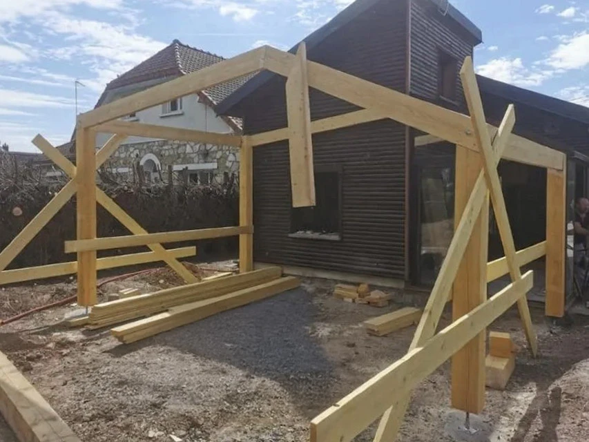 Chantier de construction résidentielle avec maison à ossature bois en cours d'isolation