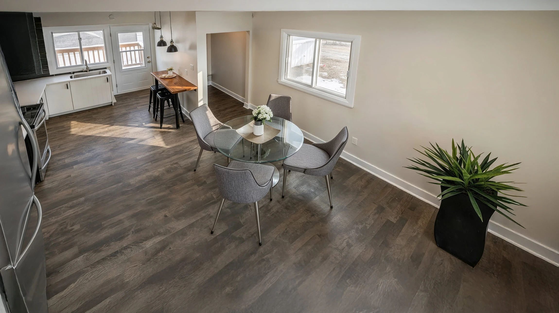 Espace de vie moderne ouvert avec cuisine et salle à manger